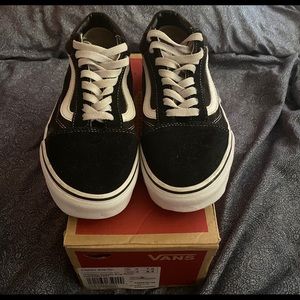 Old skool vans men’s 7 women’s 8.5
